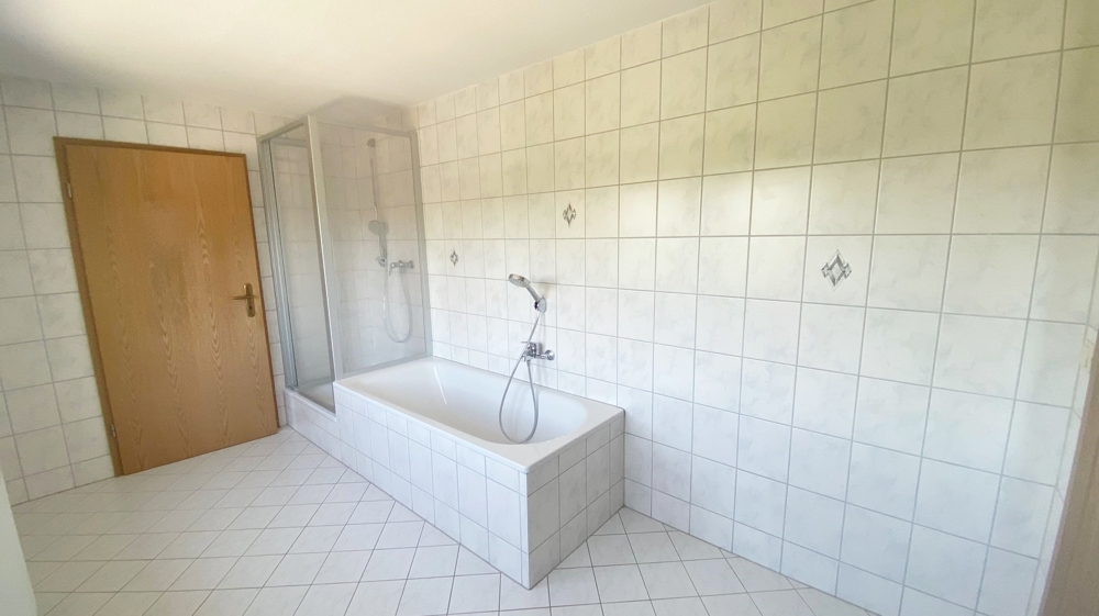 Bad mit Wanne und Dusche